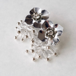 【免費送貨及新商品】金屬銀色花朵和透明珠飾耳環 第3張的照片