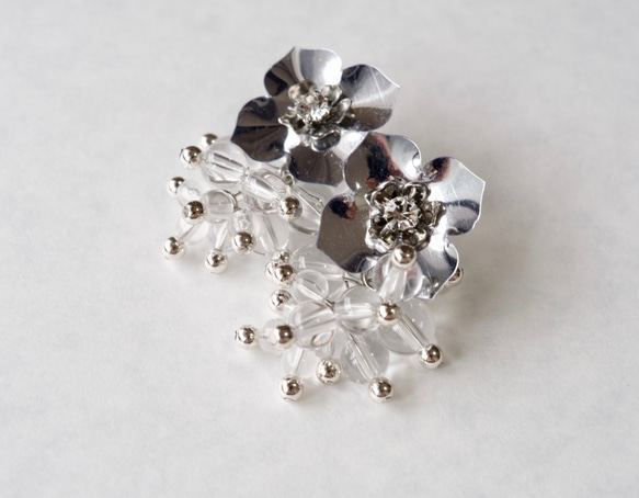 【免費送貨及新商品】金屬銀色花朵和透明珠飾耳環 第3張的照片