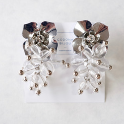 【免費送貨及新商品】金屬銀色花朵和透明珠飾耳環 第4張的照片