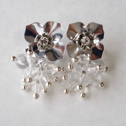 【免費送貨及新商品】金屬銀色花朵和透明珠飾耳環 第5張的照片