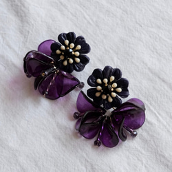 【送料無料＆新作】紫レザー花とクリア花びらピアスorイヤリング 2枚目の画像