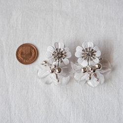 【残り１点】白レザー花とクリア花びらのピアス 5枚目の画像