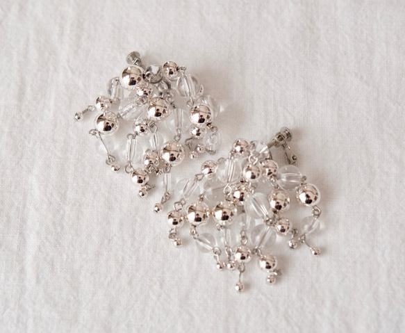 [免費送貨]透明珠子和金屬銀色混合耳環 第2張的照片