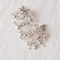 [免費送貨]透明珠子和金屬銀色混合耳環 第3張的照片