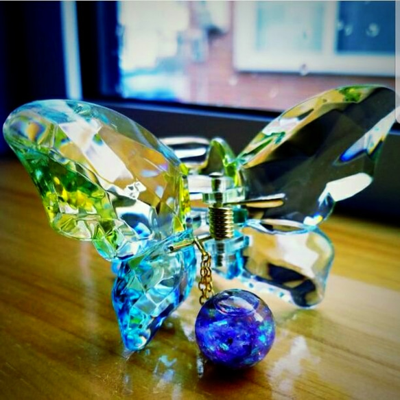 大人気再販✨液体ガラスドーム　バタフライヘアアクセサリー　イエロー&ブルー 2枚目の画像