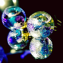 新色✨大人気❣液体ガラスドーム　ハーバリウム　スワロフスキー入　ピアス　紫ブルー 2枚目の画像