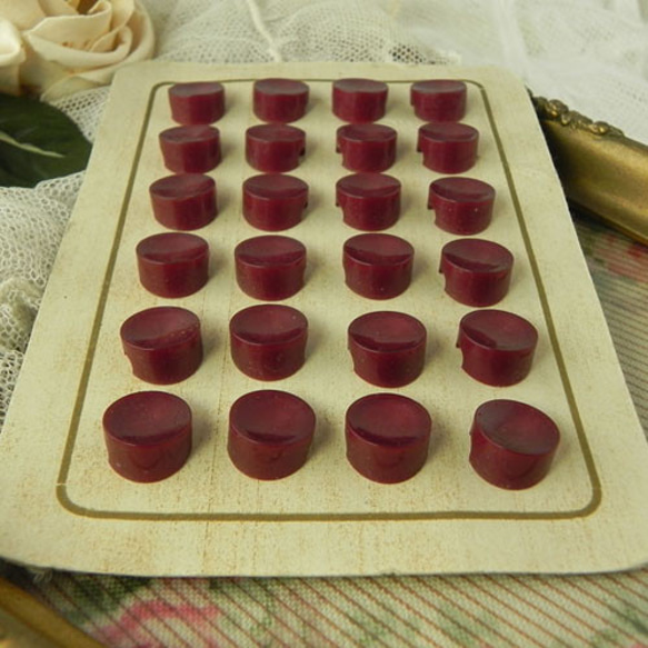 フランス、アンティークボタン・シート　バーガンディ・ボタン２４個分『特別企画1707』 ←送料無料 人気・おすすめ｜使いやすい・旅行におすすめ 品質保証 全国発送 正規品・日本国内発送・安心保証付き