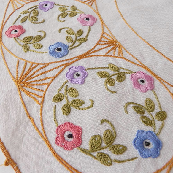 お花の手刺繍入りリネンドイリー、アンティーク、ビンテージ 5枚目の画像