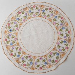 お花の手刺繍入りリネンドイリー、アンティーク、ビンテージ 1枚目の画像