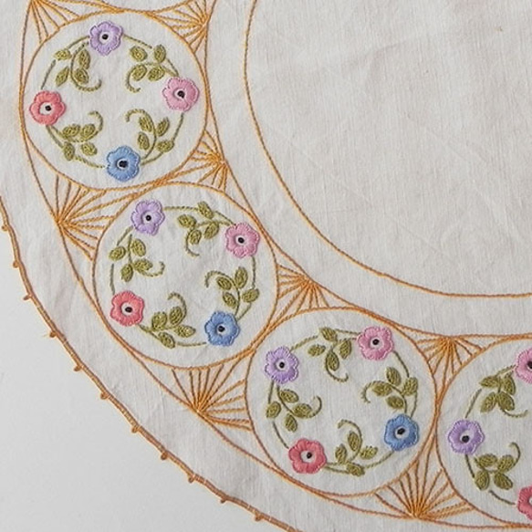 お花の手刺繍入りリネンドイリー、アンティーク、ビンテージ 3枚目の画像
