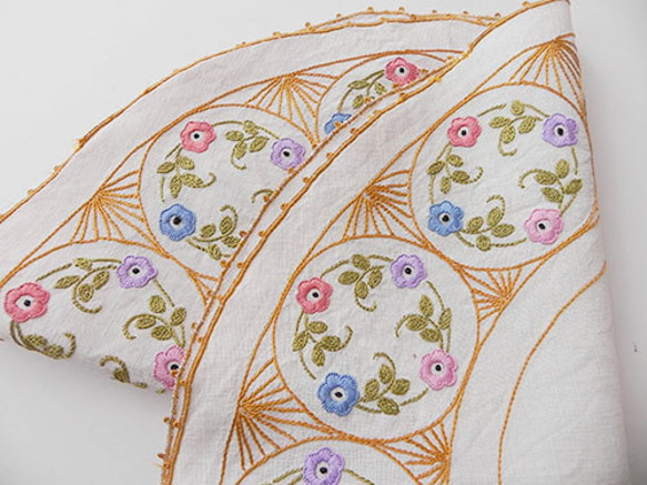お花の手刺繍入りリネンドイリー、アンティーク、ビンテージ 6枚目の画像