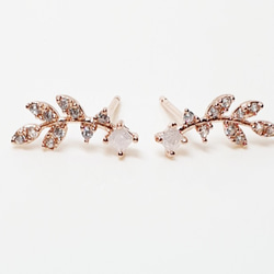 MILKY & CUBIC LEAF EARRING 1枚目の画像