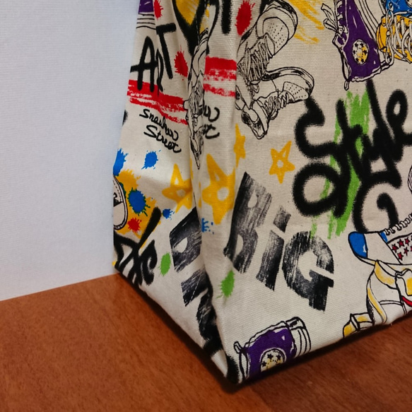 紙袋型バッグ スニーカーペイント 2枚目の画像