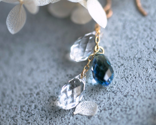 ブルーエメラルドとクリスタルの3連ピアス～スワロフスキー《14kgf