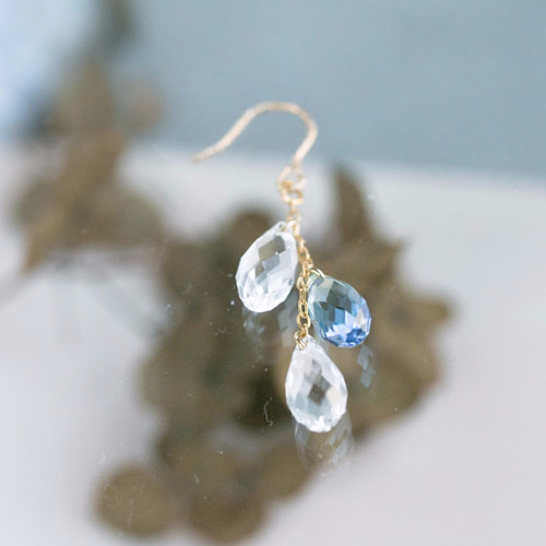 ブルーエメラルドとクリスタルの3連ピアス～スワロフスキー