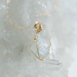 14kgf ムーンストーンの原石ペンダント～wire wrapped gem 3枚目の画像