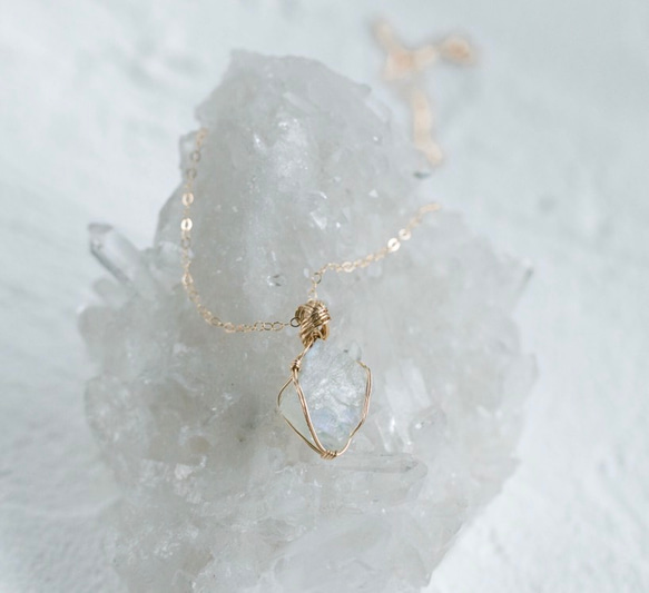 14kgf ムーンストーンの原石ペンダント～wire wrapped gem 8枚目の画像