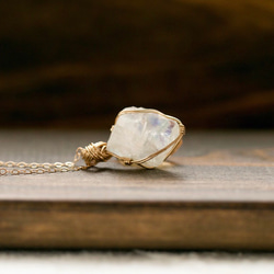 14kgf ムーンストーンの原石ペンダント～wire wrapped gem 9枚目の画像