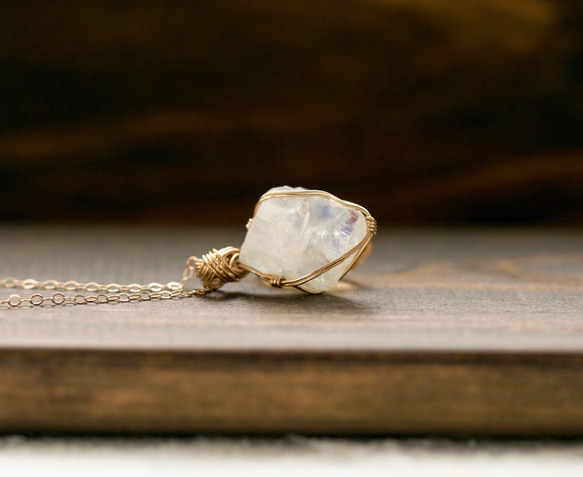 14kgf ムーンストーンの原石ペンダント～wire wrapped gem 9枚目の画像