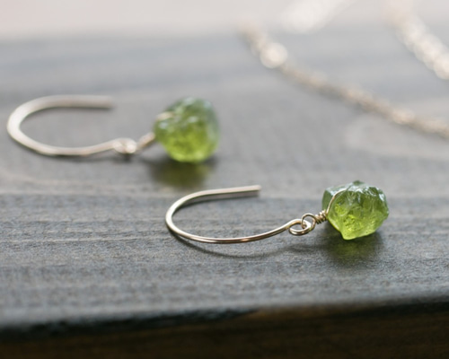 レア☆ペリドット原石ラフカットAAA☆ラウンドフックピアス☆14kgf