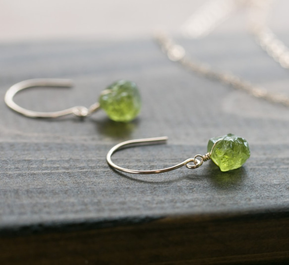 レア☆ペリドット原石ラフカットAAA☆ラウンドフックピアス☆14kgf