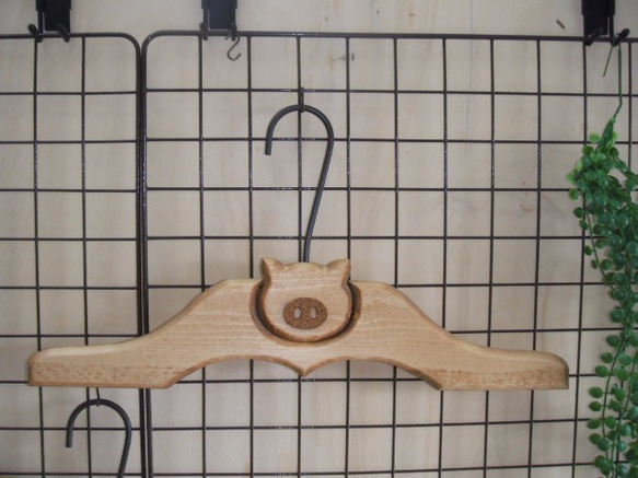 ☆カントリー風☆　木製ハンガー　～ブタが見張り番～ 1枚目の画像