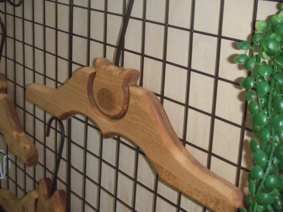 ☆カントリー風☆　木製ハンガー　～ブタが見張り番～ 2枚目の画像