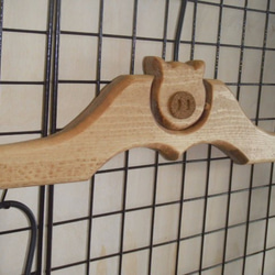 ☆カントリー風☆　木製ハンガー　～ブタが見張り番～ 3枚目の画像