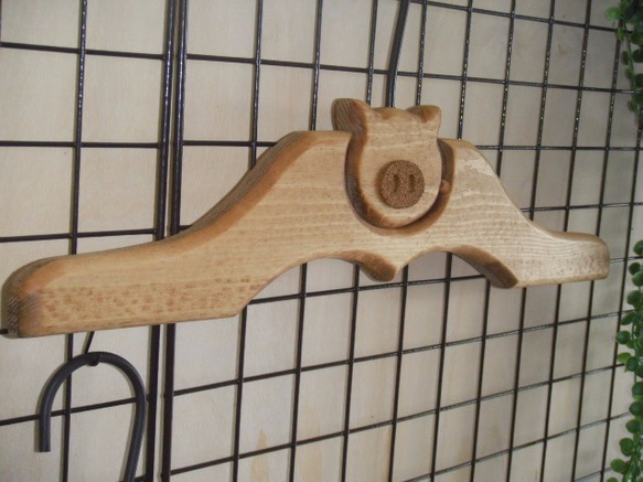 ☆カントリー風☆　木製ハンガー　～ブタが見張り番～ 3枚目の画像