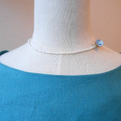 (作品紹介)淡水パールと革のブルーの小花の一輪ネックレス 2枚目の画像