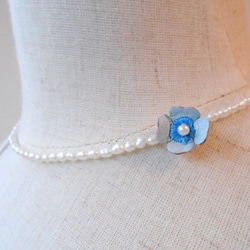 (作品紹介)淡水パールと革のブルーの小花の一輪ネックレス 3枚目の画像