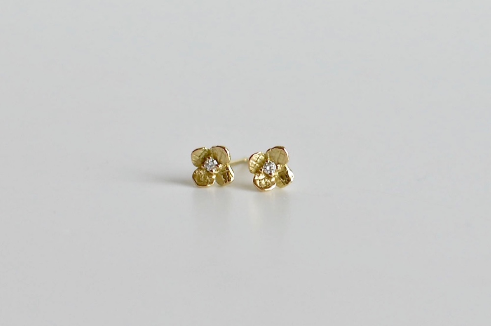 BUCCELLATI 花モチーフ ピアス(片耳用) 大きめ フラワーモチーフの軟骨ピアス│裏側用にもオススメ