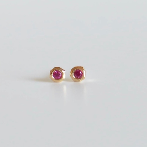 K18片耳ピアス 小石 -ルビー- ピアス（スタッド・一粒） Mitu 通販