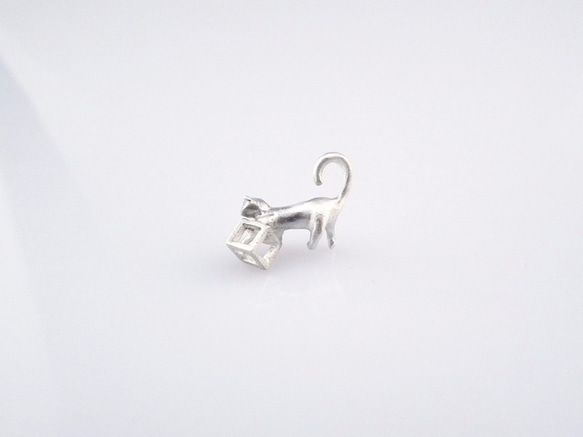 【河圖工坊】喵星銀系列Silver cat pendant／925純銀吊墜．首飾．項鍊／玩個不停的貓 第1張的照片