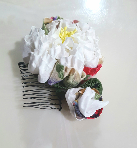 つまみ細工 芍薬 牡丹 白×和柄 髪飾り 2枚目の画像