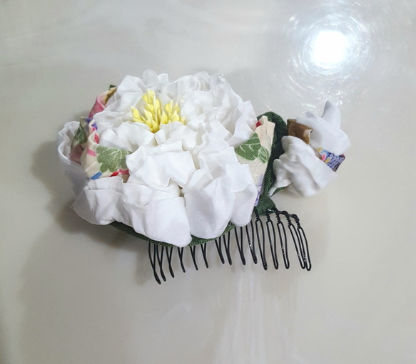 つまみ細工 芍薬 牡丹 白×和柄 髪飾り 3枚目の画像
