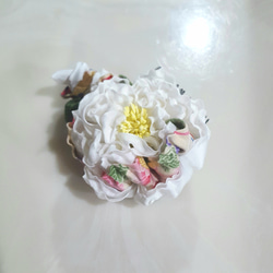 つまみ細工 芍薬 牡丹 白×和柄 髪飾り 4枚目の画像