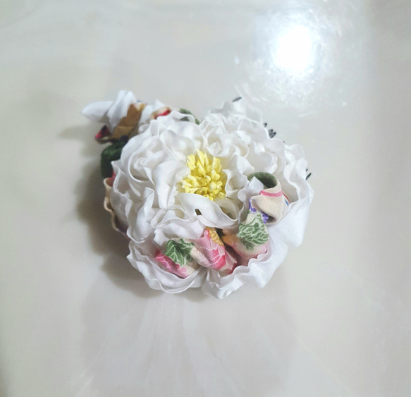 つまみ細工 芍薬 牡丹 白×和柄 髪飾り 4枚目の画像
