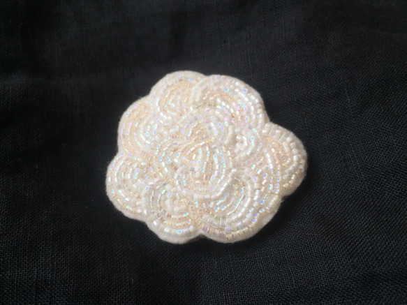 白いブローチ 雲 花はな ビーズ刺繍ブローチ No.06 3枚目の画像