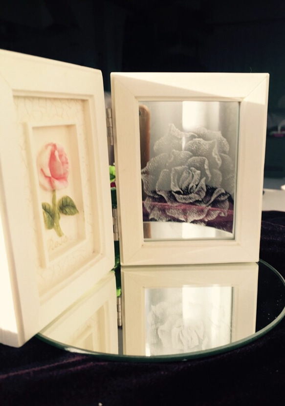 薔薇の鏡フレーム 〜手彫りガラス〜 2枚目の画像