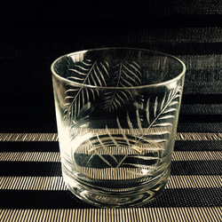 ヤシの葉ロックグラス 〜手彫りガラス〜 1枚目の画像
