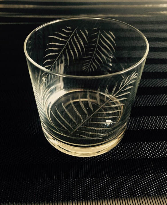 ヤシの葉ロックグラス 〜手彫りガラス〜 3枚目の画像