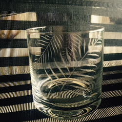 ヤシの葉ロックグラス 〜手彫りガラス〜 4枚目の画像
