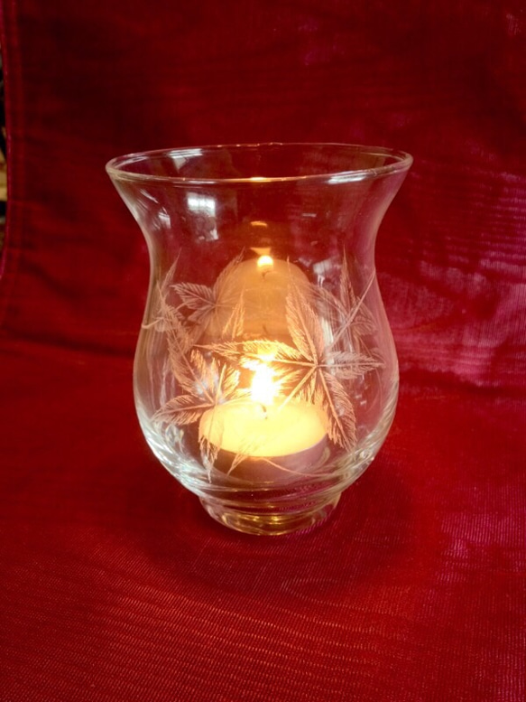 紅葉のキャンドルホルダー・花瓶 〜手彫りガラス〜 1枚目の画像
