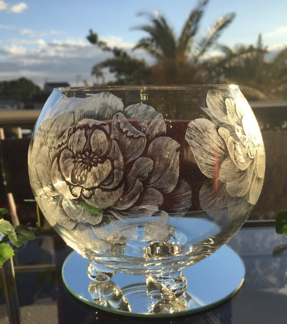 牡丹の花器 〜手彫りガラス〜 1枚目の画像