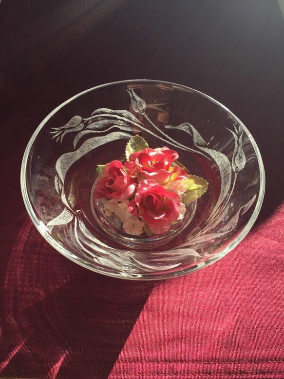 チューリップの花器〜手彫りガラス〜 1枚目の画像