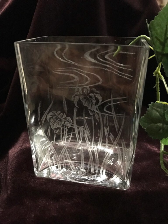 あやめの花器〜手彫りガラス〜 4枚目の画像