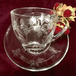 ラズベリーのカップ＆ソーサー 〜手彫りガラス〜 1枚目の画像