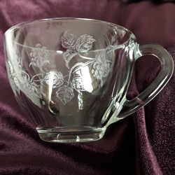 ラズベリーのカップ＆ソーサー 〜手彫りガラス〜 2枚目の画像