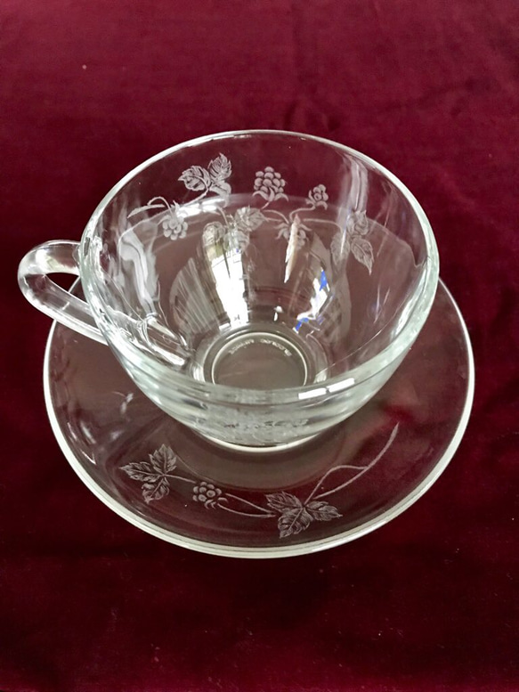 ラズベリーのカップ＆ソーサー 〜手彫りガラス〜 3枚目の画像